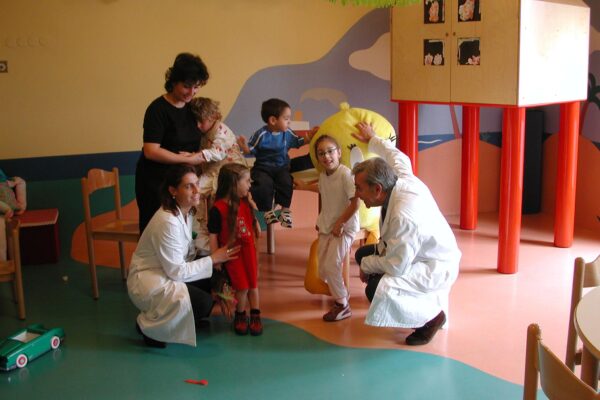 Vittoria-Baraldini-con-i-piccoli-pazienti-del-Buzzi